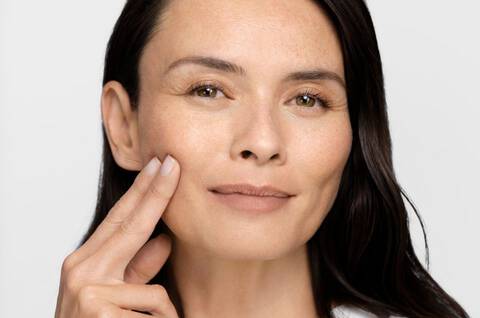 Expert-Tips-to-Manage-Your-Skin-During-Menopause-Hero-Image